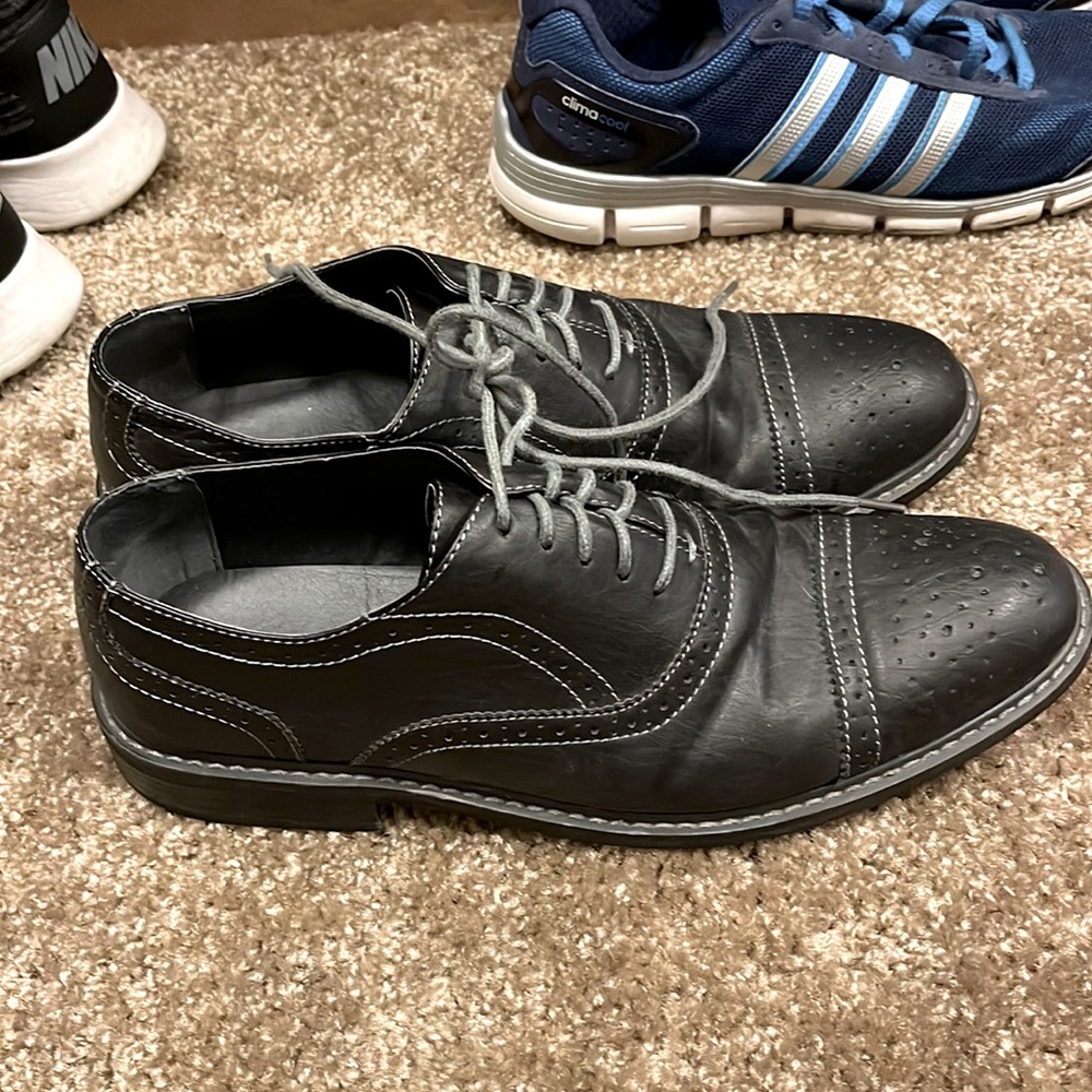 Size 10 Perry Ellis Portfolio mens dress shoes.